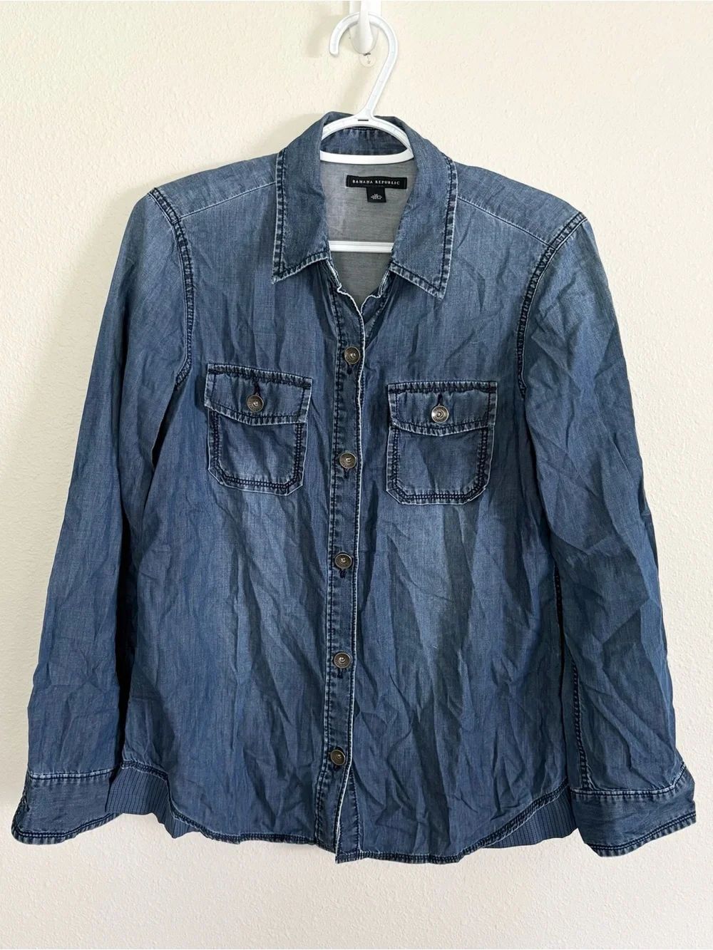 Banana Republic Women’s Size M Blue Denim Chambray Long Sleeve Button up Shirt